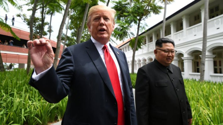 Tổng thống Mỹ Donald Trump (trái) và nhà lãnh đạo Triều Tiên Kim Jong Un đi dạo sau bữa trưa - Ảnh: Reuters.