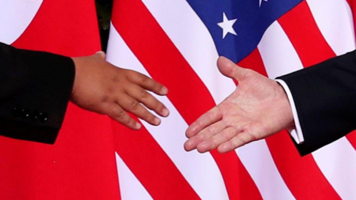 Một cái bắt tay giữa nhà lãnh đạo Triều Tiên Kim Jong Un và Tổng thống Mỹ Donald Trump tại khách sạn Capella, Singapore ngày 12/6 - Ảnh: Reuters.