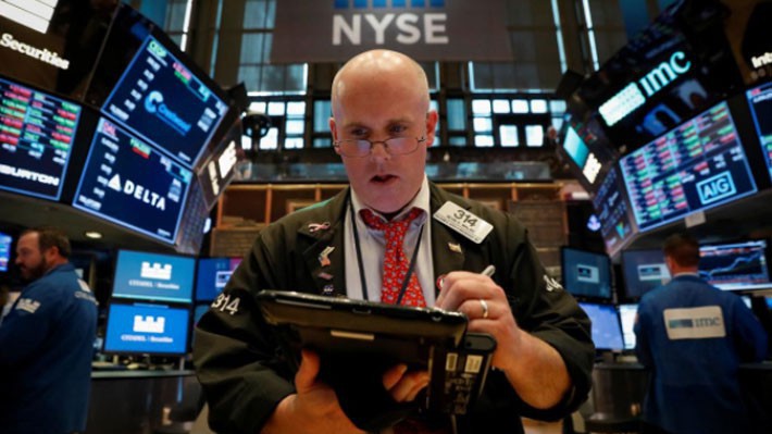 Một nhà giao dịch cổ phiếu trên sàn NYSE ở New York, Mỹ - Ảnh: Reuters.