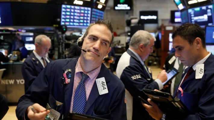 Các nhà giao dịch cổ phiếu trên sàn NYSE ở New York, Mỹ - Ảnh: Reuters.