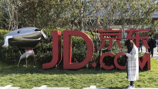 JD.com hiện đang cạnh tranh mạnh mẽ với Alibaba tại thị trường bán lẻ trực tuyến khổng lồ của Trung Quốc - Ảnh: Bloomberg.