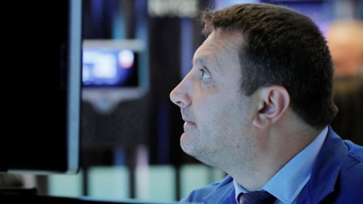 Một nhà giao dịch cổ phiếu trên sàn NYSE ở New York, Mỹ - Ảnh: Reuters.