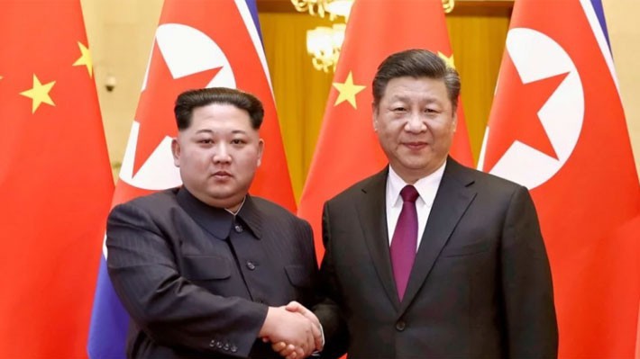 Nhà lãnh đạo Triều Tiên Kim Jong Un (trái) và Chủ tịch Trung Quốc Tập Cận Bình trong cuộc gặp ở Bắc Kinh tháng 3/2018 - Ảnh: AP/SCMP.