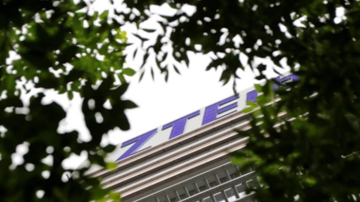 Logo của ZTE bên ngoài tòa nhà văn phòng của công ty này ở Bắc Kinh hôm 13/6 - Ảnh: Reuters.