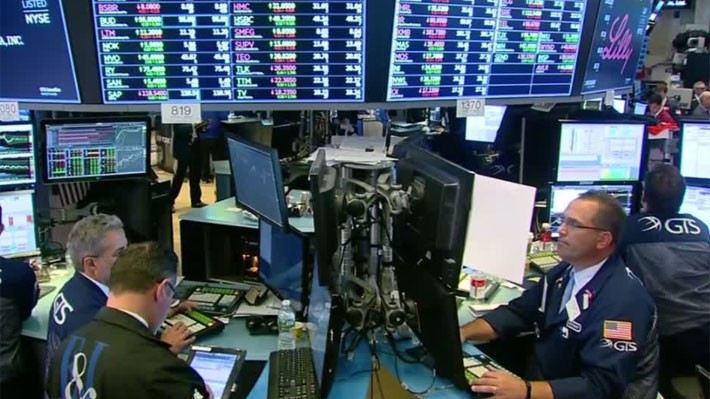 Các nhà giao dịch cổ phiếu trên sàn NYSE ở New York, Mỹ - Ảnh: Reuters.