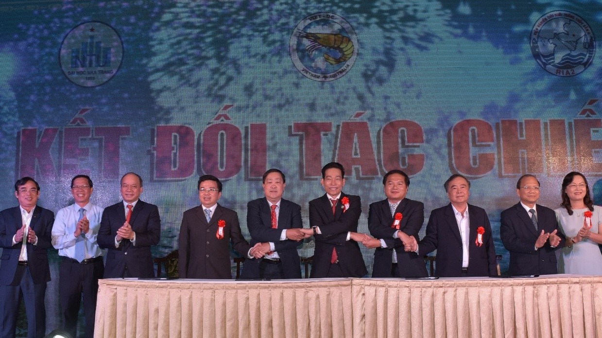 Lễ ký kết hợp tác chiến lược giữa Tập đoàn Việt - Úc và các đối tác lớn tại buổi Lễ công bố chương trình tôm bố mẹ.