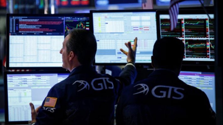 Các nhà giao dịch cổ phiếu trên sàn NYSE ở New York, Mỹ - Ảnh: Reuters.