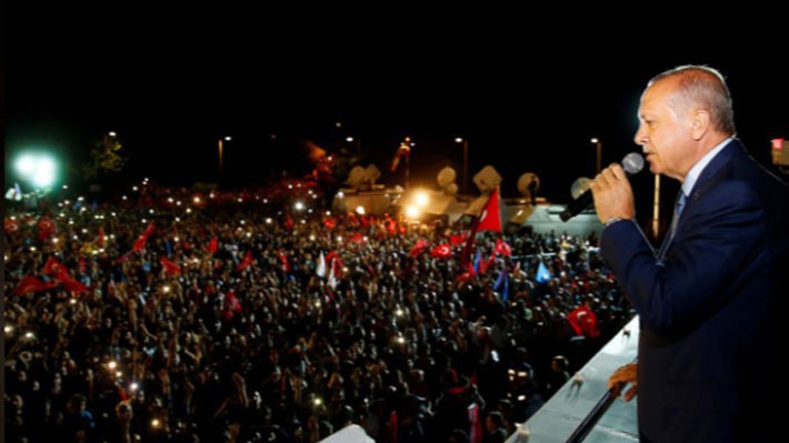 Tổng thống Thổ Nhĩ Kỳ Tayyip Erdogan phát biểu trước đám đông người ủng hộ ở Ankara, ngày 24/6 - Ảnh: Reuters.