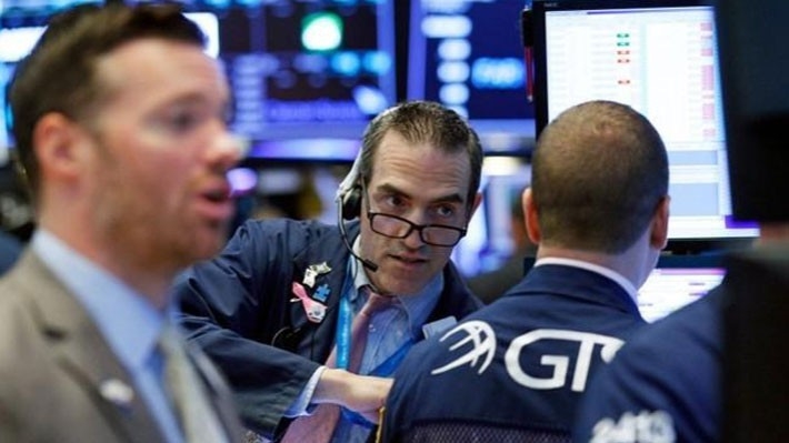 Các nhà giao dịch cổ phiếu trên sàn NYSE ở New York ngày 25/6 - Ảnh: Reuters.