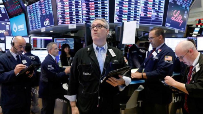 Các nhà giao dịch cổ phiếu trên sàn NYSE ở New York, Mỹ - Ảnh: Reuters.