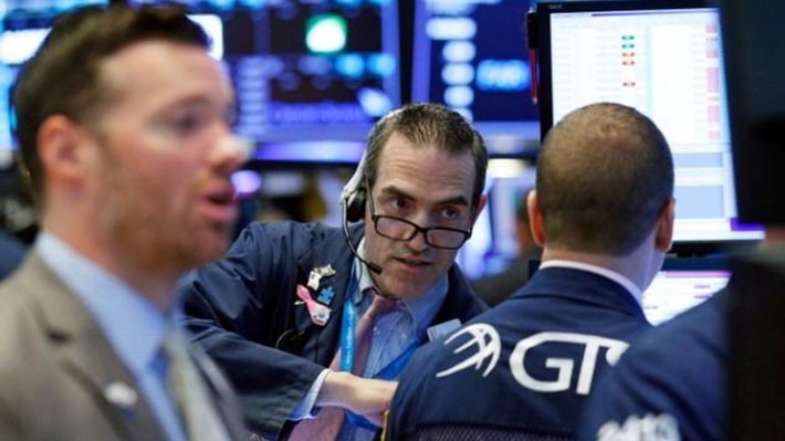 Các nhà giao dịch cổ phiếu trên sàn NYSE ở New York, Mỹ - Ảnh: Reuters.
