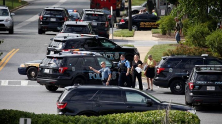 Lực lượng cảnh sát được triển khai dày đặc tại hiện trường vụ xả súng - Ảnh: Reuters.