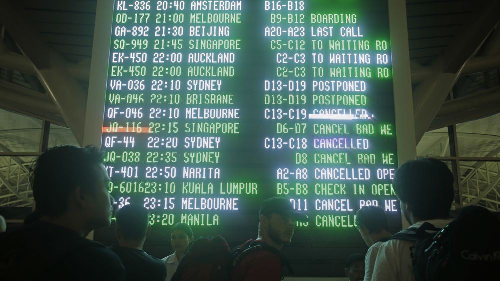 Hàng trăm chuyến bay ở sân bay quốc tế Bali bị hủy vì núi lửa phun trào - Ảnh: AP/Bloomberg.