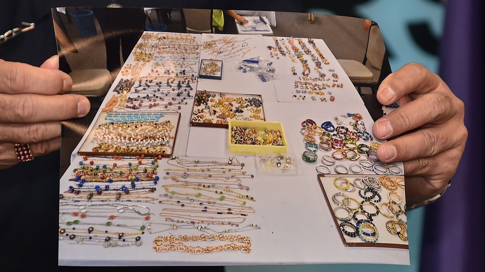 Nhà chức trách Malaysia đưa ra một bức ảnh cho thấy một phần số nữ trang thu được trong các vụ lục soát tại các căn nhà liên quan đến cựu Thủ tướng Najib Razak trong một cuộc họp báo hôm 27/6 - Ảnh: Getty/Bloomberg.