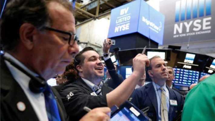 Các nhà giao dịch cổ phiếu trên sàn NYSE ở New York, Mỹ - Ảnh: Reuters.