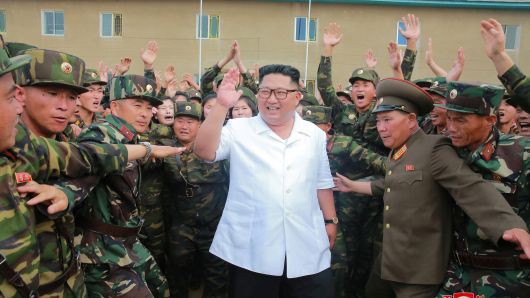 Nhà lãnh đạo Triều Tiên Kim Jong Un thăm một đơn vị quân đội nước này - Ảnh: KCNA/Reuters.