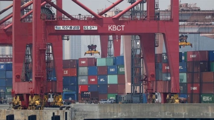 Hàng hóa chờ xuất khẩu ở một cảng biển của Hàn Quốc - Ảnh: EPA/SCMP.