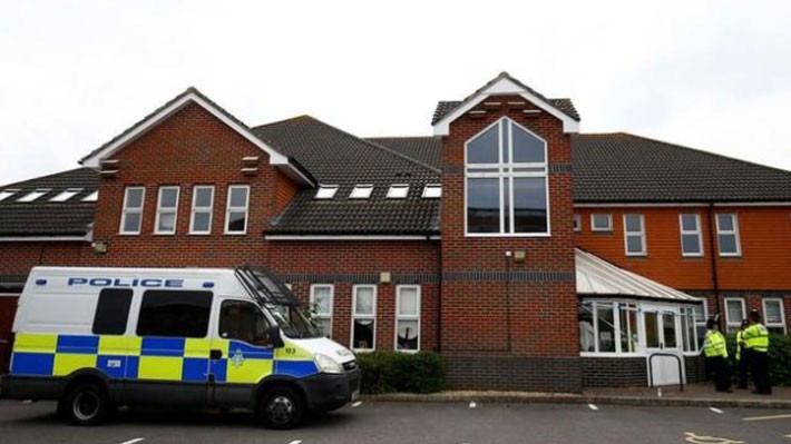 Cảnh sát Anh phong tỏa khu vực nơi xảy ra vụ nhiễm chất độc thần kinh Novichov vào cuối tuần trước - Ảnh: Reuters.