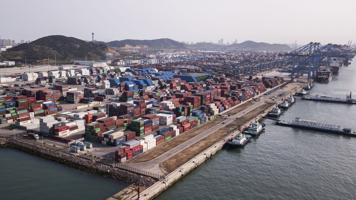 Những container hàng hóa ở một cảng biển của Trung Quốc - Ảnh: Bloomberg.