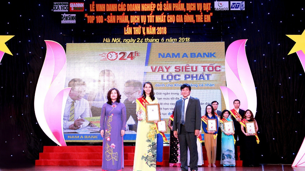 Đại diện Nam A Bank nhận cúp và chứng nhận "Top 100 - Sản phẩm, dịch vụ tốt nhất cho gia đình, trẻ em năm 2018" do Thứ trưởng Bộ Lao động - Thương binh và Xã hội và Tổng Biên Tập Báo Lao Động và Xã hội trao tặng.