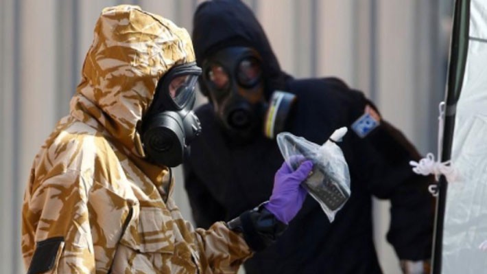 Các nhà điều tra Anh đang làm việc tại hiện trường vụ hai công dân Anh nhiễm độc Novichok ở Amesbury, ngày 6/7 - Ảnh: Reuters.