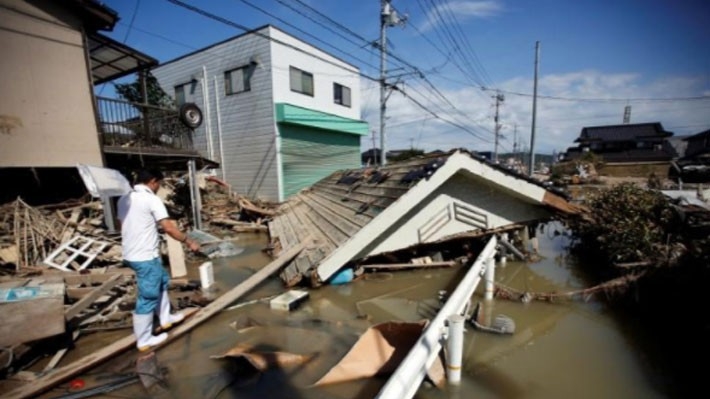 Nhà cửa bị lũ phá hủy nghiêm trọng tại Kurashiki, Nhật Bản - Ảnh: Reuters.