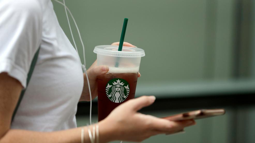 Số lượng ống hút bằng nhựa được sử dụng sẽ bị Starbucks cắt giảm 1 tỷ ống mỗi năm.