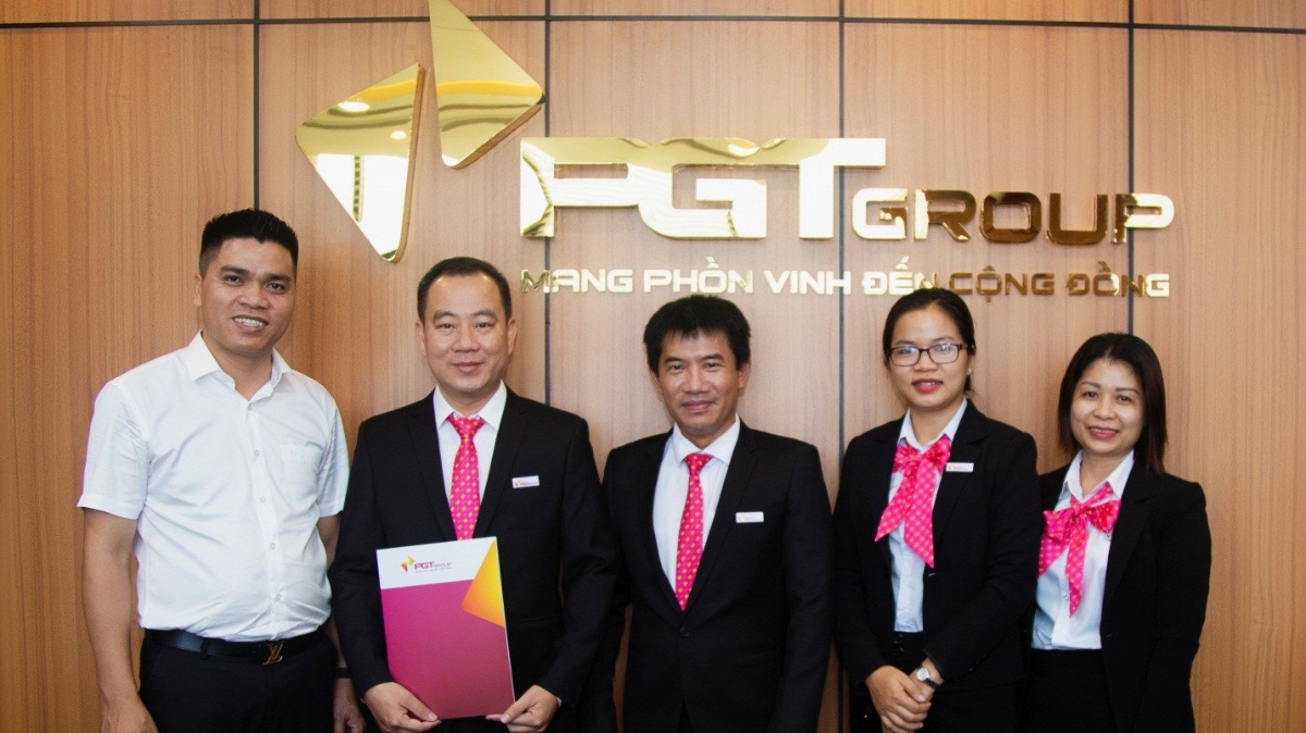 Chủ tịch Hội đồng Quản trị kiêm Tổng giám đốc PGT Group trao quyết định thành lập Quỹ PGT Fund.