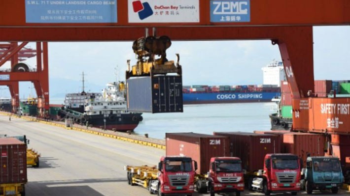 Những chiếc xe và tàu chở container hàng hóa tại cảng biển ở Thẩm Quyến, Quảng Đông, Trung Quốc - Ảnh: Reuters.