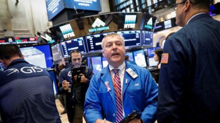 Các nhà giao dịch cổ phiếu trên sàn NYSE ở New York, Mỹ - Ảnh: Reuters.