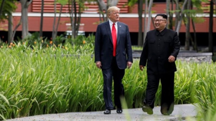 Tổng thống Mỹ Donald Trump (trái) và nhà lãnh đạo Triều Tiên Kim Jong Un trong cuộc gặp ở Singapore hôm 12/6 - Ảnh: Reuters.