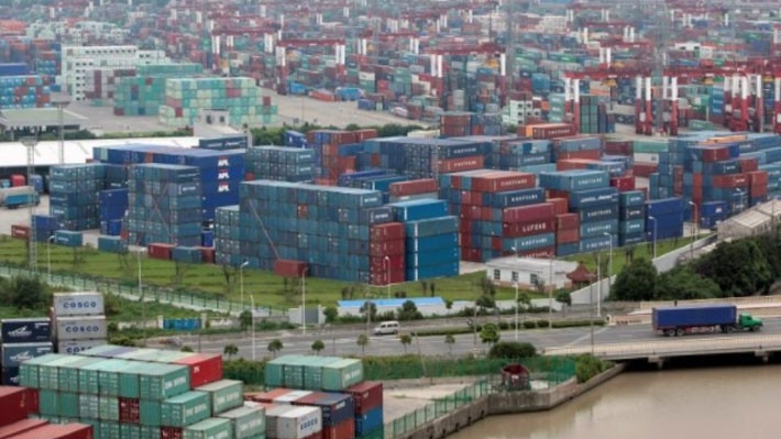 Những container hàng hóa ở một bến cảng ở Thượng Hải, Trung Quôc - Ảnh: Reuters.