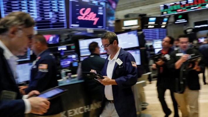 Các nhà giao dịch cổ phiếu trên sàn NYSE ở New York, Mỹ - Ảnh: Reuters.