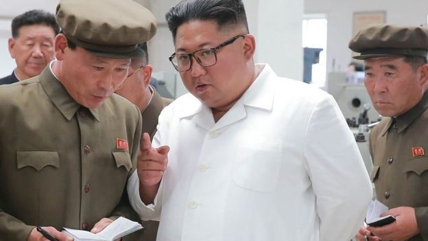Nhà lãnh đạo Triều Tiên Kim Jong Un trong chuyến thị sát dự án kinh tế mới đây - Ảnh: KCNA/BBC.