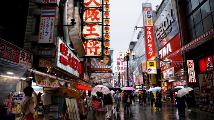 Một khu phố mua sắm ở Osaka, Nhật Bản - Ảnh: Reuters.