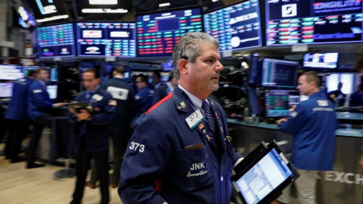 Các nhà giao dịch cổ phiếu trên sàn NYSE ở New York, Mỹ - Ảnh: Reuters.