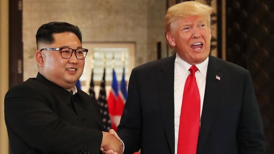 Nhà lãnh đạo Triều Tiên Kim Jong Un (trái) và Tổng thống Mỹ Donald Trump trong cuộc gặp ở Singapore hôm 12/6 - Ảnh: Reuters.