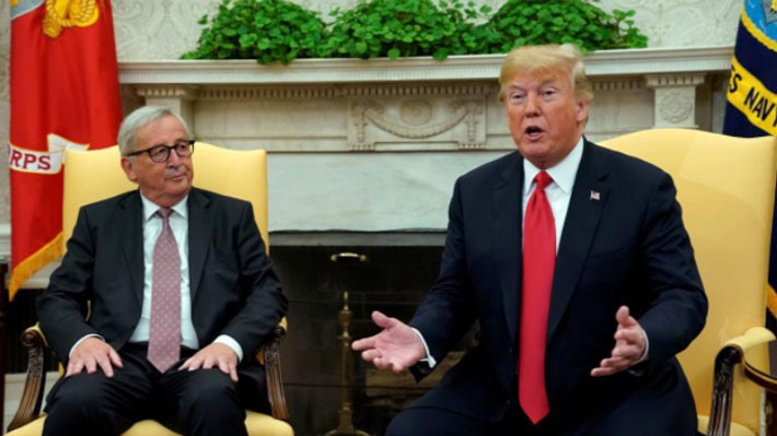 Chủ tịch Ủy ban châu Âu (EC) Jean-Claude Juncker (trái) và Tổng thống Mỹ Donald Trump tại Phòng Bầu dục, Nhà Trắng, ngày 25/7 - Ảnh: Reuters.