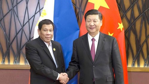 Tổng thống Philippines Rodrigo Duterte (trái) và Chủ tịch Trung Quốc Tập Cận Bình trong chuyến thăm Bắc Kinh của ông Duterte vào tháng 10/2016 - Ảnh: Tân Hoa Xã.