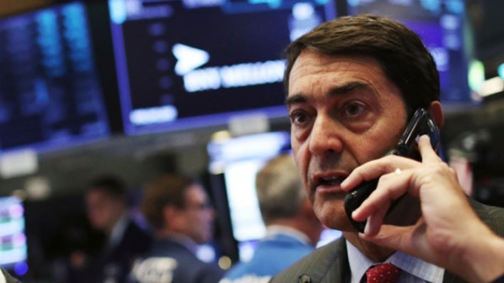 Một nhà giao dịch cổ phiếu trên sàn NYSE ở New York, Mỹ - Ảnh: Reuters.