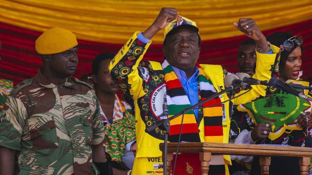 Ông Emmerson Mnangagwa ăn mừng trúng cử Tổng thống Zimbabwe - Ảnh: Bloomberg.