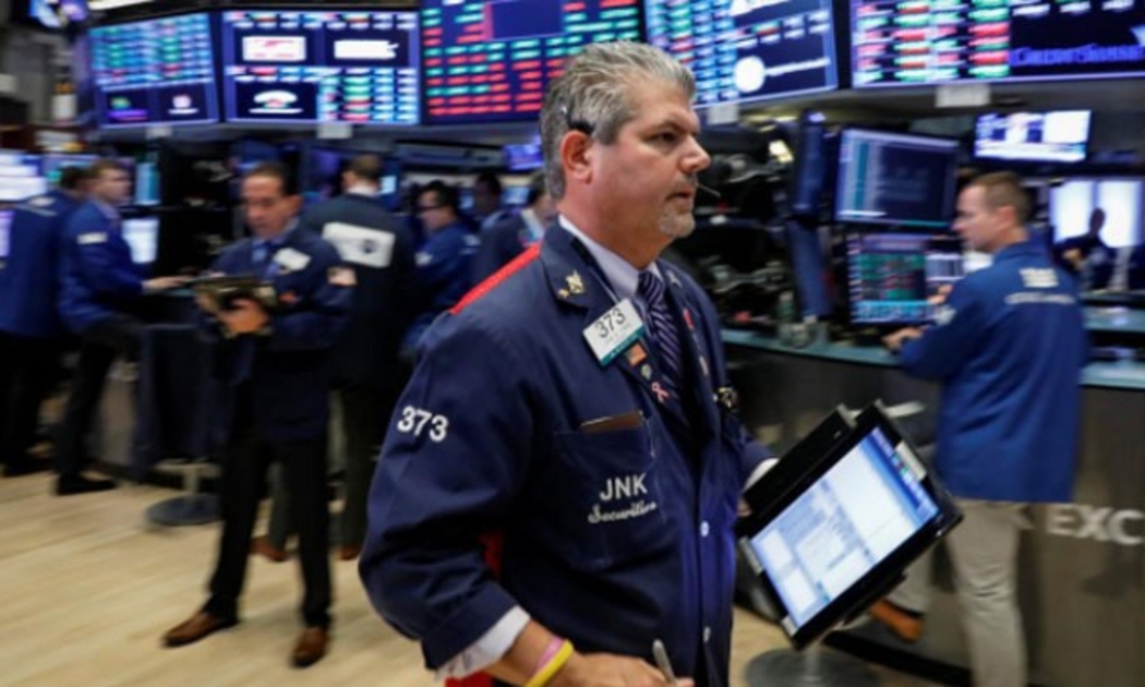 Các nhà giao dịch cổ phiếu trên sàn NYSE ở New York, Mỹ - Ảnh: Reuters.