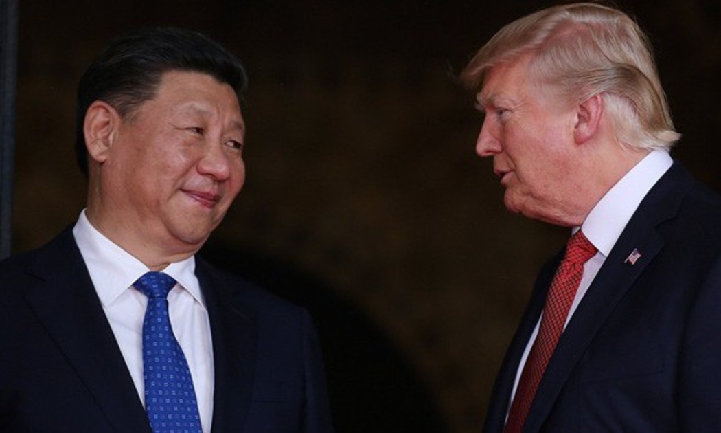Chủ tịch Trung Quốc Tập Cận Bình (trái) và Tổng thống Mỹ Donald Trump trong cuộc gặp ở Florida tháng 4/2017 - Ảnh: Reuters.