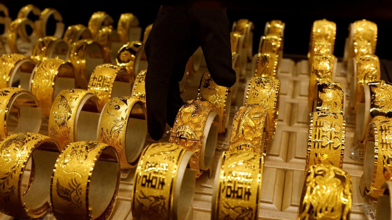 Đồng USD mạnh và khả năng Cục Dự trữ Liên bang Mỹ (FED) tiếp tục tăng lãi suất vẫn đang là nguồn sức ép giảm giá lớn nhất đối với vàng - Ảnh: Reuters.