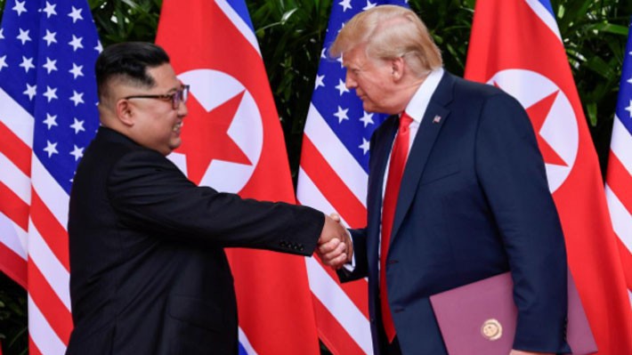 Nhà lãnh đạo Triều Tiên Kim Jong Un (trái) và Tổng thống Mỹ Donald Trump trong cuộc gặp ở Singapore hôm 12/6 - Ảnh: Reuters.