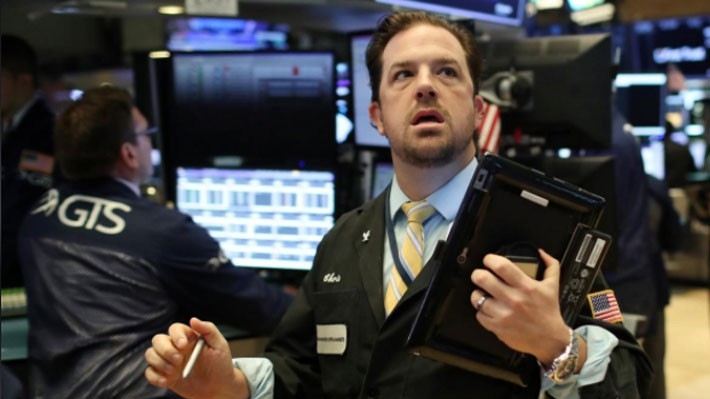 Một nhà giao dịch cổ phiếu trên sàn NYSE ở New York, Mỹ - Ảnh: Reuters.