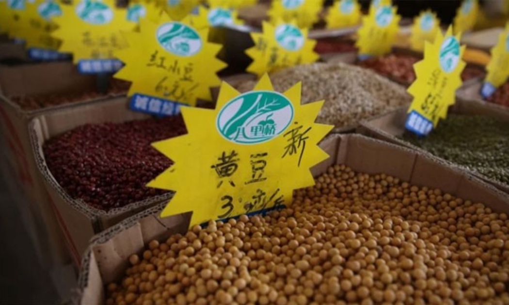 Đậu tương bày bán trong một chợ bán buôn ở Bắc Kinh hôm 31/7 - Ảnh: EPA/SCMP.