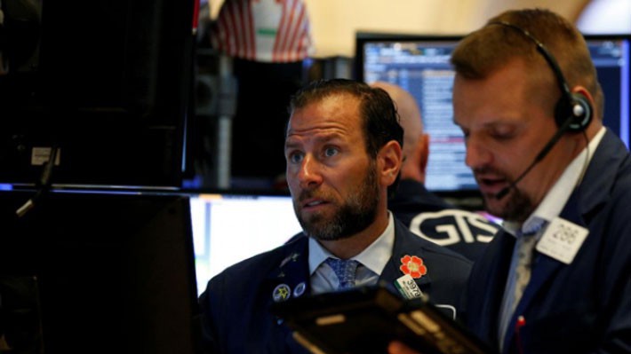 Các nhà giao dịch cổ phiếu trên sàn NYSE ở New York, Mỹ - Ảnh: Reuters.