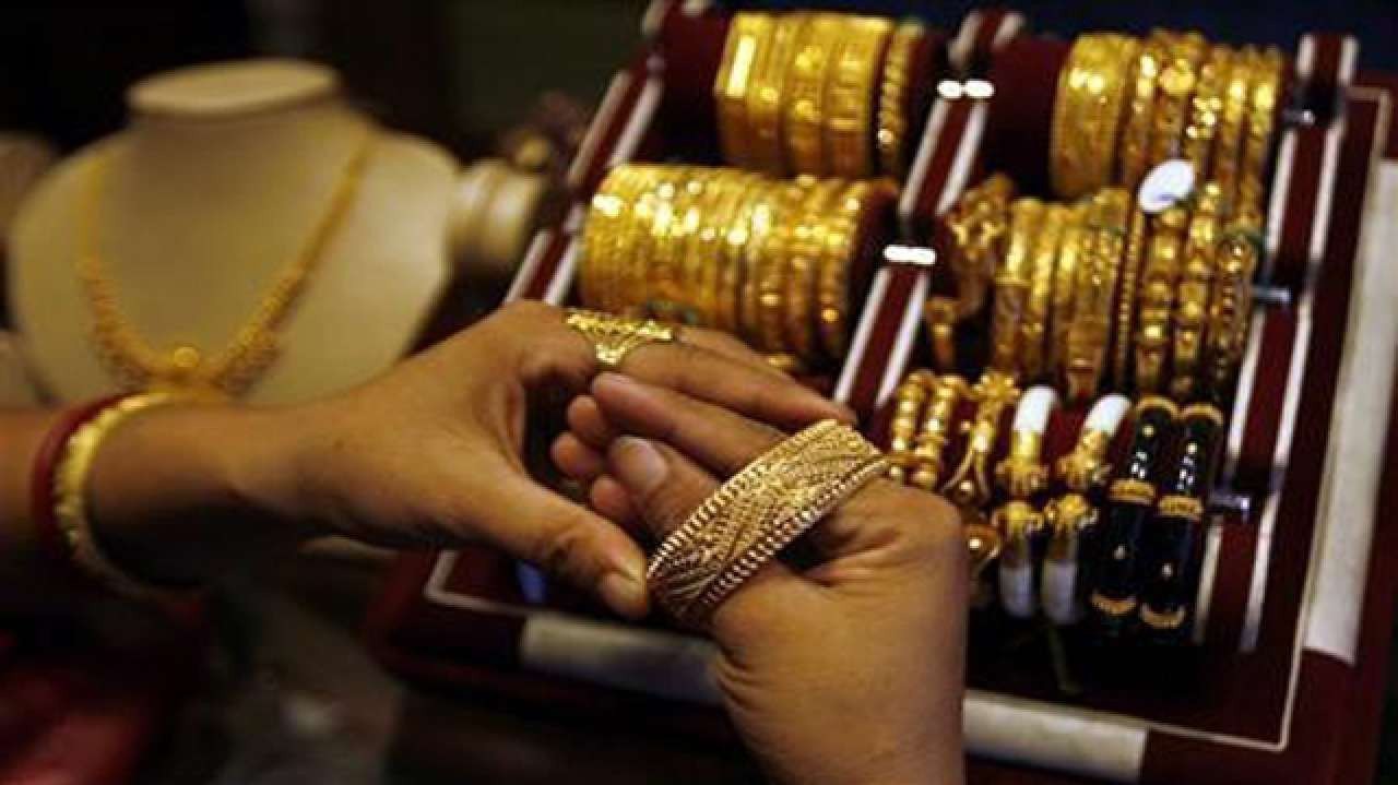 Trong khi Dollar Index đang ở vùng cao nhất trong hơn 1 năm, giá vàng thế giới đang ở sát vùng đáy của 1 năm.