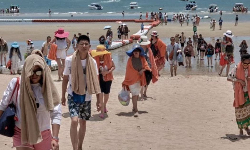 Du khách trên bãi biển Phuket của Thái Lan - Ảnh: Alamy.